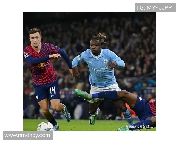 曼城赛场小动作引发争议 球员微妙举动成焦点热议